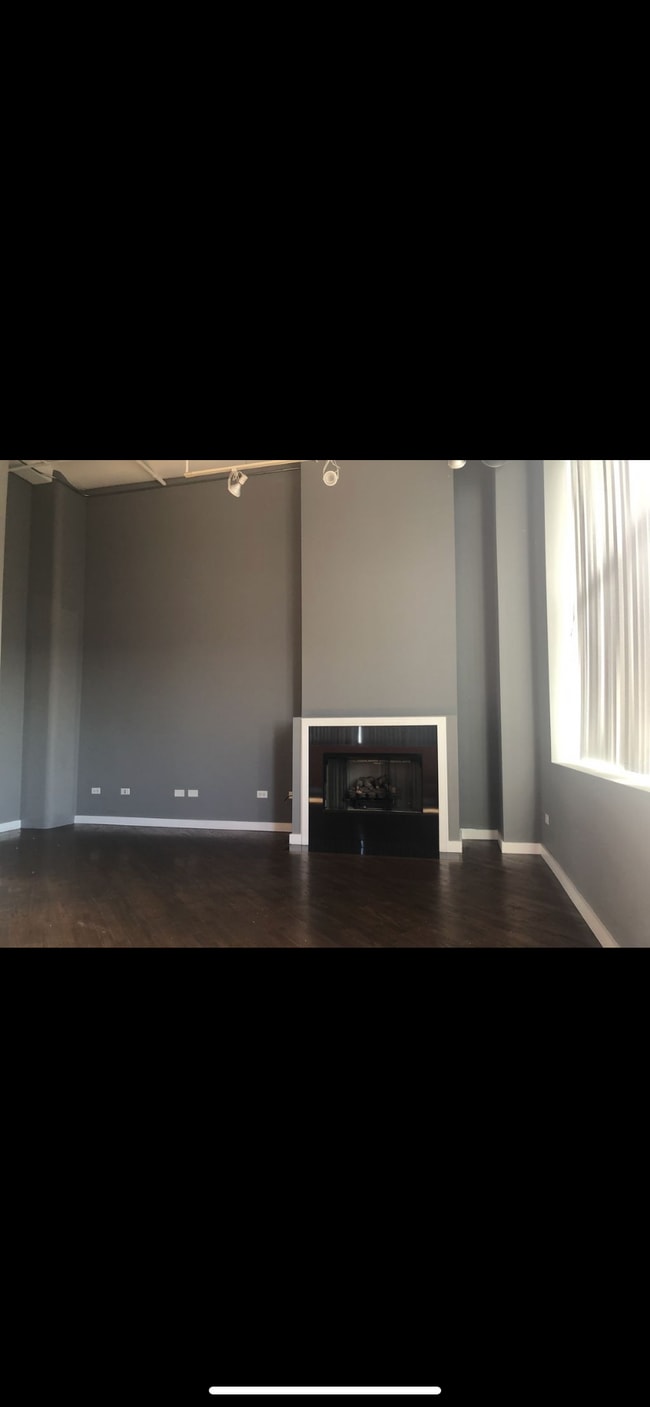 15’ ceilings w/ gas fireplace - 500 S Clinton St Unit 817