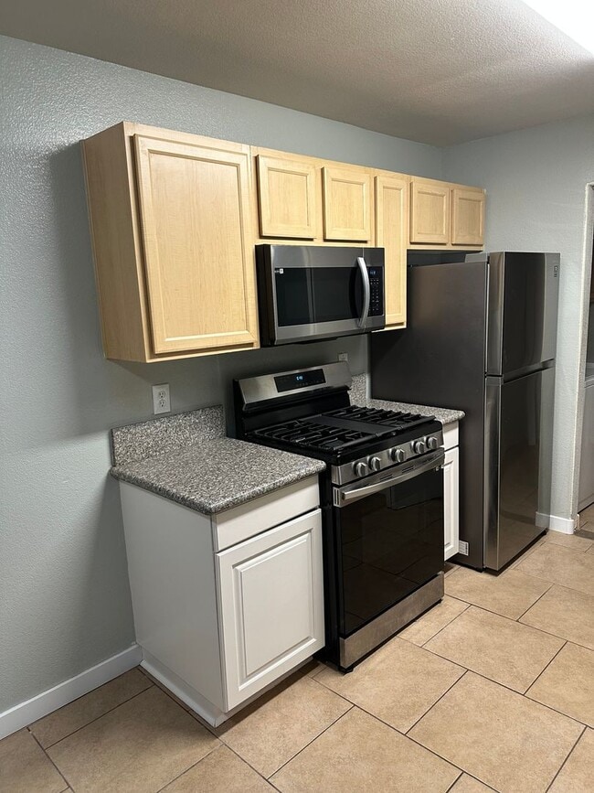 Photo - 2 bed 2 bath downstairs condo Gated community in Seven Hills.  Walking distance to St Rose Hospital