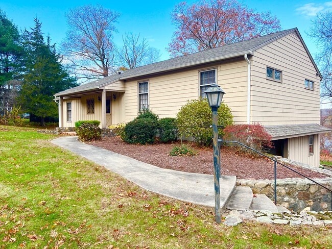 Building Photo - Single family with Connecticut River views