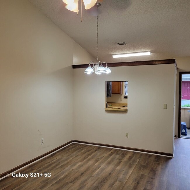 Photo - $1150 - 2/2 - Move IN Special!