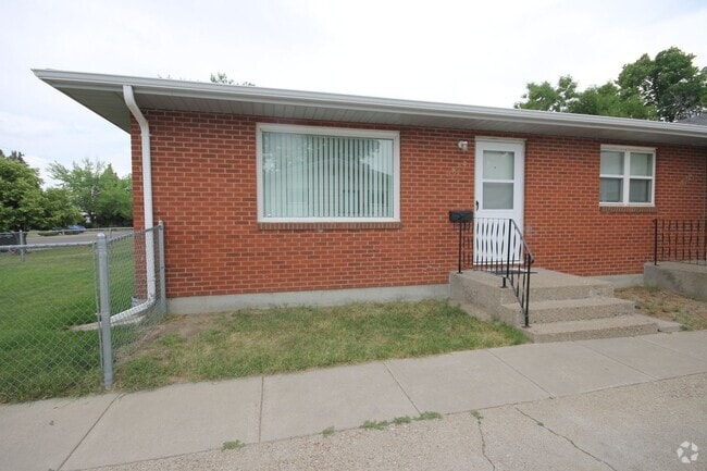 Building Photo - Well cared for East End Duplex Rental