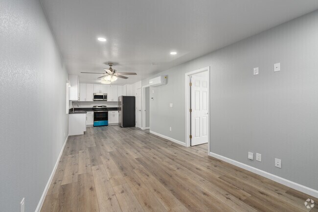 2BR, 2BA - 780SF - Living Room