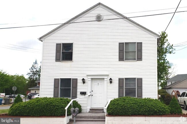 Building Photo - 205 E Locust St Unit APT. 1