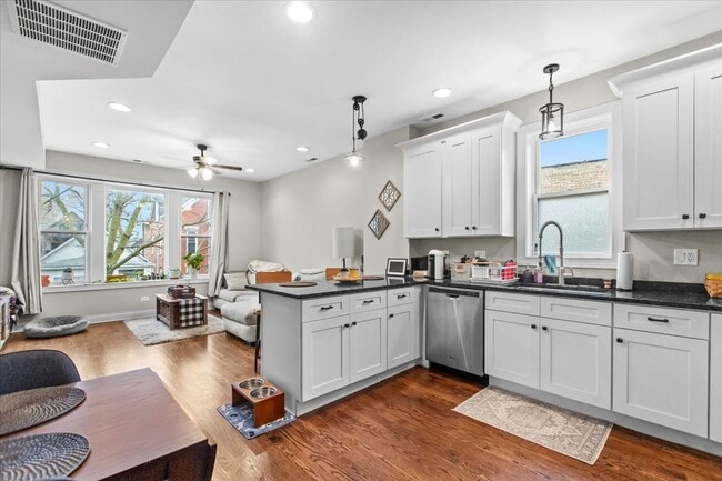 Photo - 2418 W Medill Ave