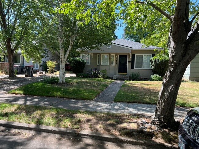 Building Photo - Affordable, Adorable Medford Home!!