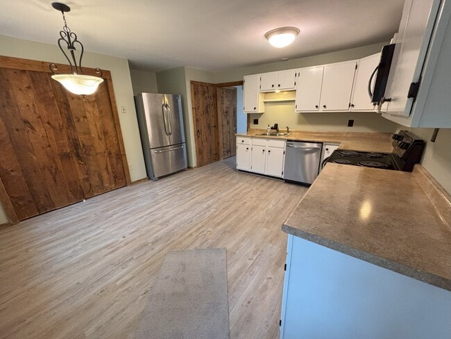 Building Photo - 2 Linda Ln Unit 2