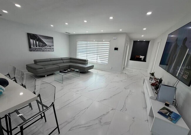 Photo - 1359 40th Ave NE