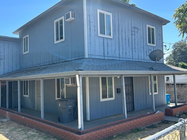 Building Photo - 1655 Oak St Unit 1657 Oak St
