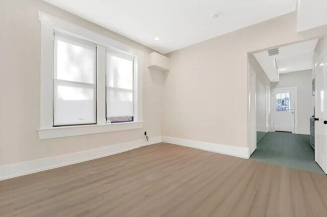 Photo - 944 N Damen Ave