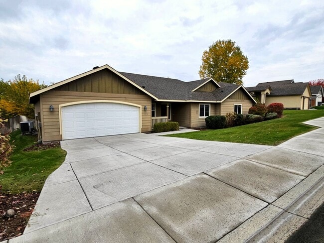 Building Photo - *360 TOUR AVAILABLE* Spacious Ranch-Style ... Rental