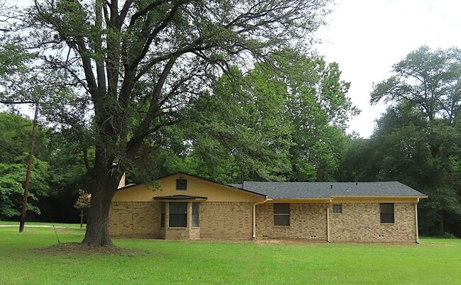 Building Photo - Country Living-City Close! 3 Bedroom, 2 Ba... Rental