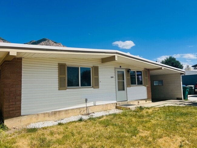 Building Photo - Newly remodeled home, new flooring and paint throughout