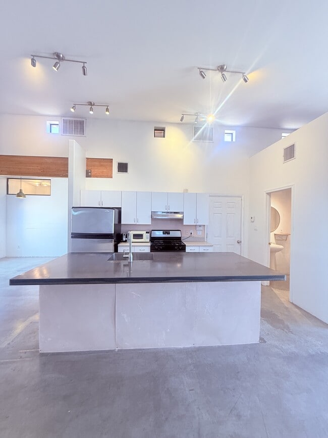 Building Photo - 421 E Lester St Rental