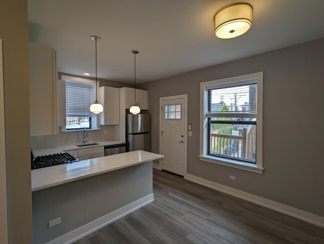 Building Photo - 3935 N Janssen Ave Rental