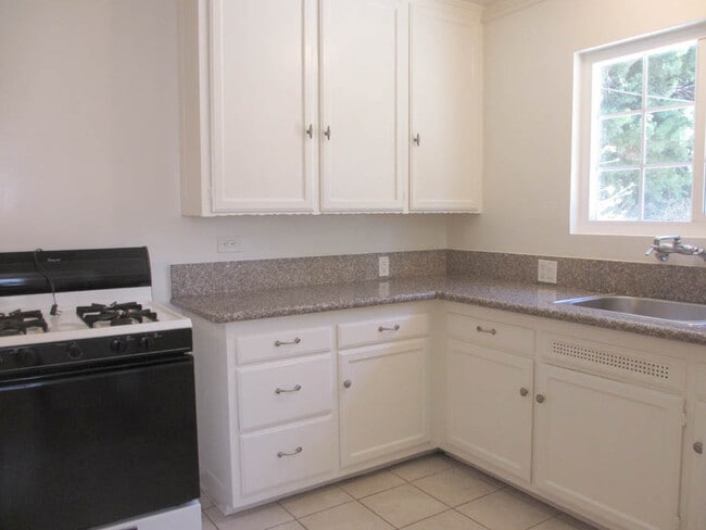 kitchen - 3244 Selby Ave