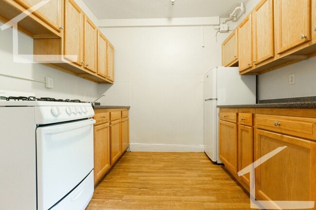Photo - 1 bedroom Available now on the Green Line!