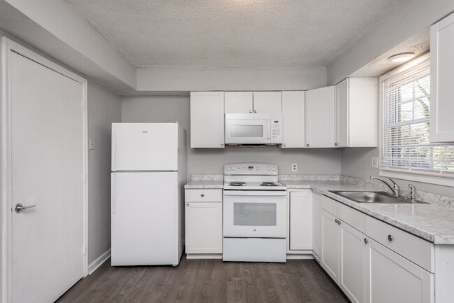 2 Bed/1bath Townhome blocks from Downtown Raleigh with off street parking