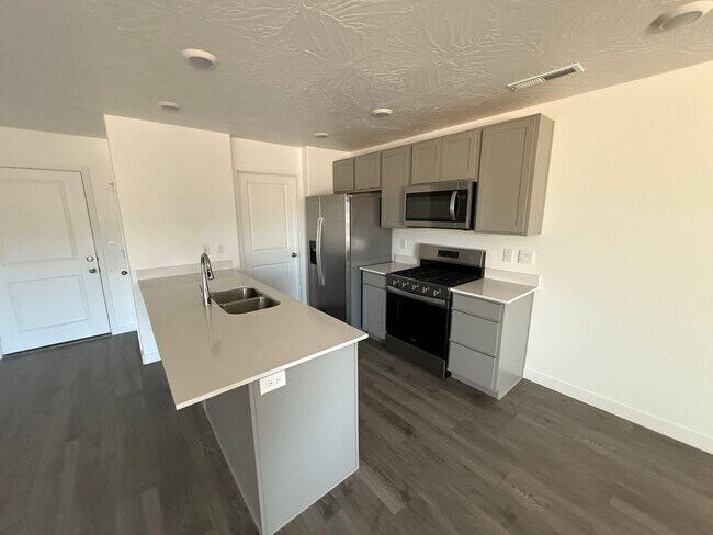 Photo - Includes internet - Pool/Pickle Ball +++