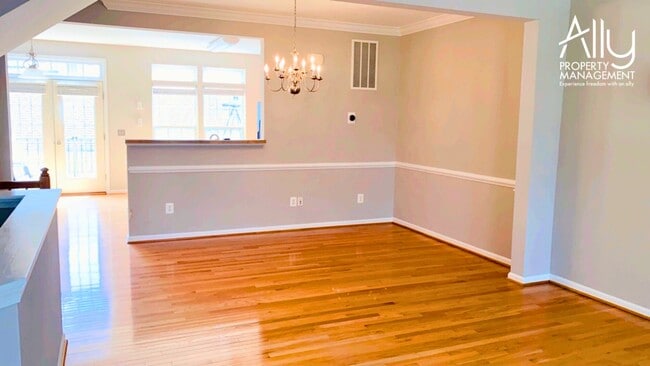 Photo - 908 Rainier Rd