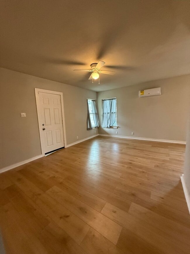 Photo - 3/1 Located in near downtown eating & shopping - Newly Remodeled - FENCED YARD