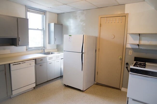 Building Photo - 644 Ontario St SE