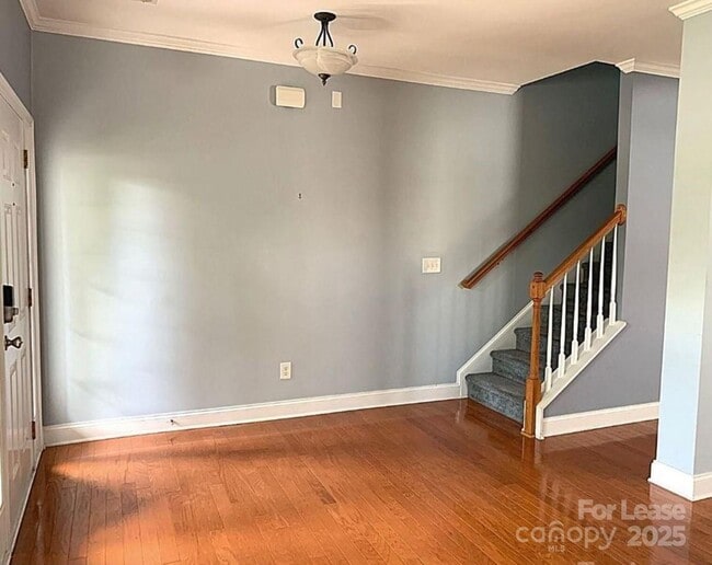 Photo - 126 Cloister Ln