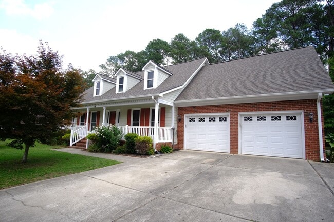 Photo - 4 Bed, 3.5 Bath, Spacious Family Room, Fenced Yard in Fayetteville