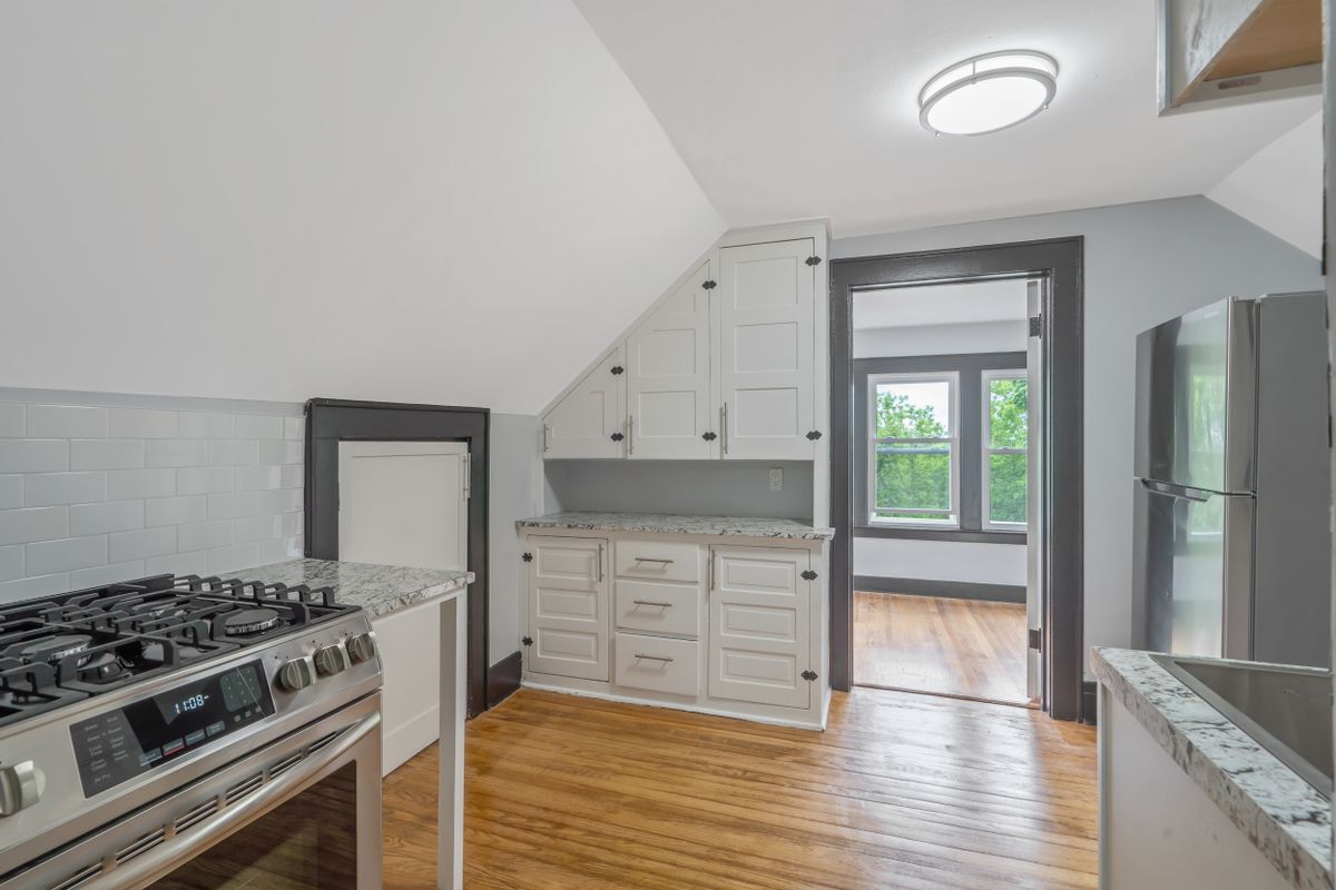 Photo - 944 Bellevue Ave