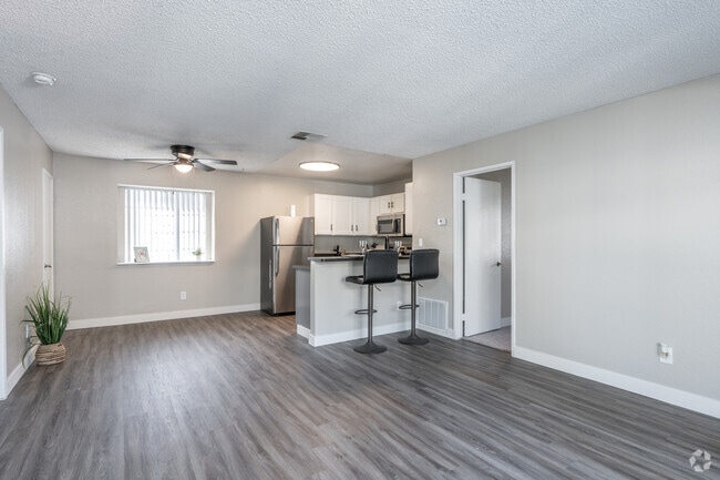 2BR, 2BA - 935SF - Living Room