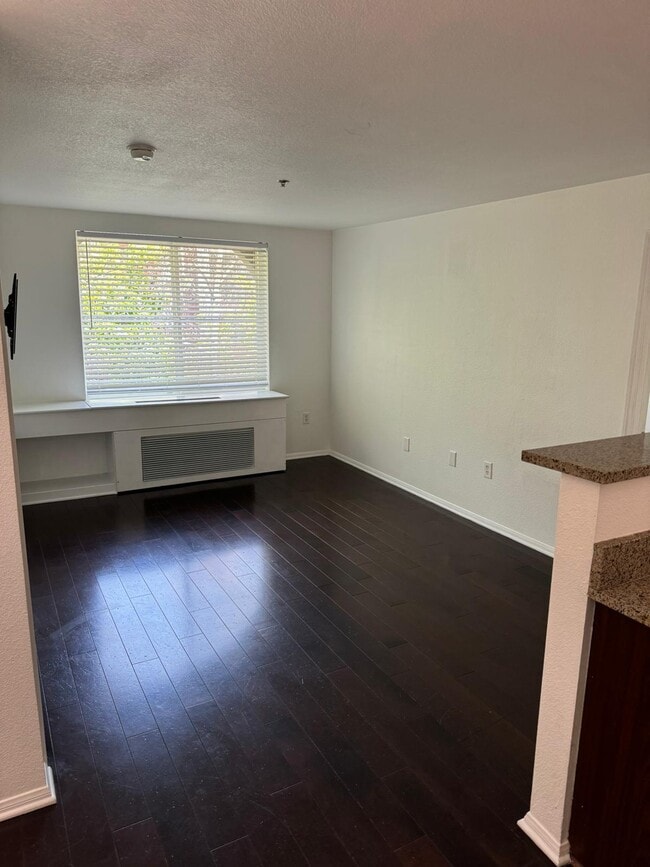 Sala de estar, cocina y área de desayuno de planta abierta. - 1970 Columbia St Unidad 309