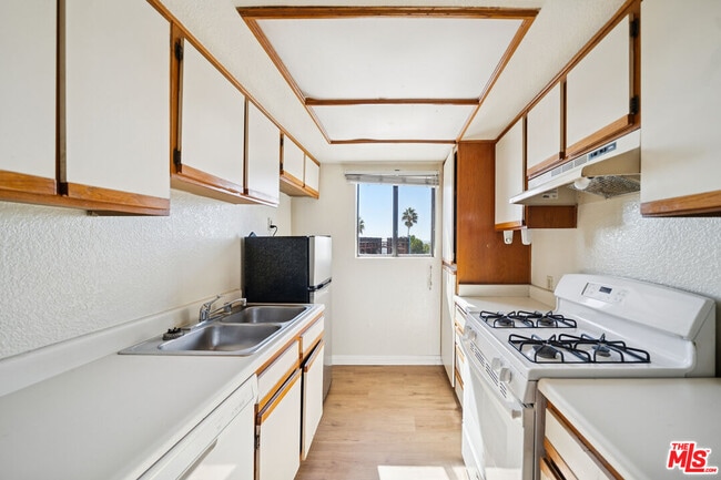 Photo - 1519 N Martel Ave Unidad 305