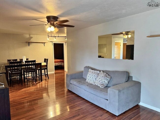 Photo - 405 Vaughn St