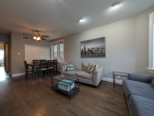 Photo - 1911 W Addison St Unidad 1