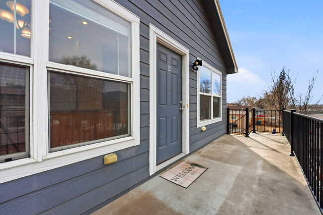 Building Photo - 944 E Moreno Ave