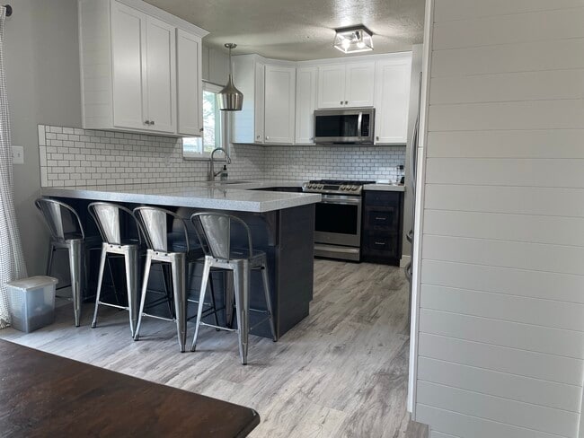 Photo - 1011 W 600 S