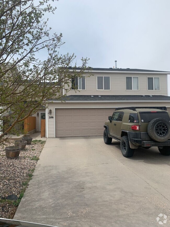 Building Photo - 3 BEDROOM, 2.5 BATHROOM TWINHOME WITH 2 CA...