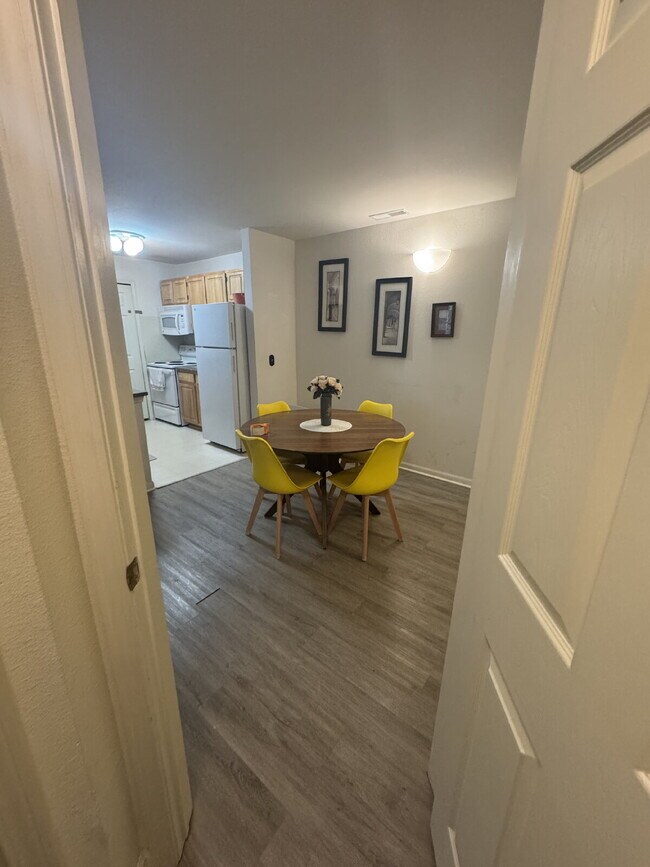 Photo - Fenton Fully-Furnished 2-Bedroom Apartment Available! Unidad 306