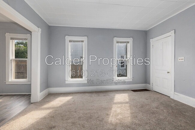 Photo - 143 Page St NE