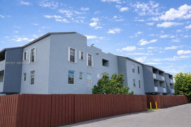 Building Photo - 1755 W 60th St Unit D212