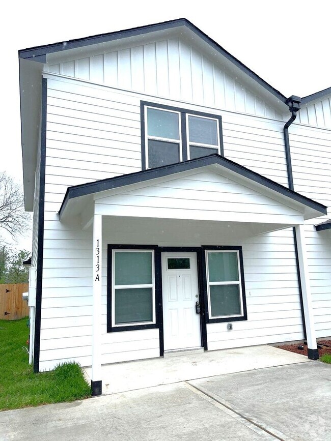 Building Photo - 1313 Ellington St Unit A Rental