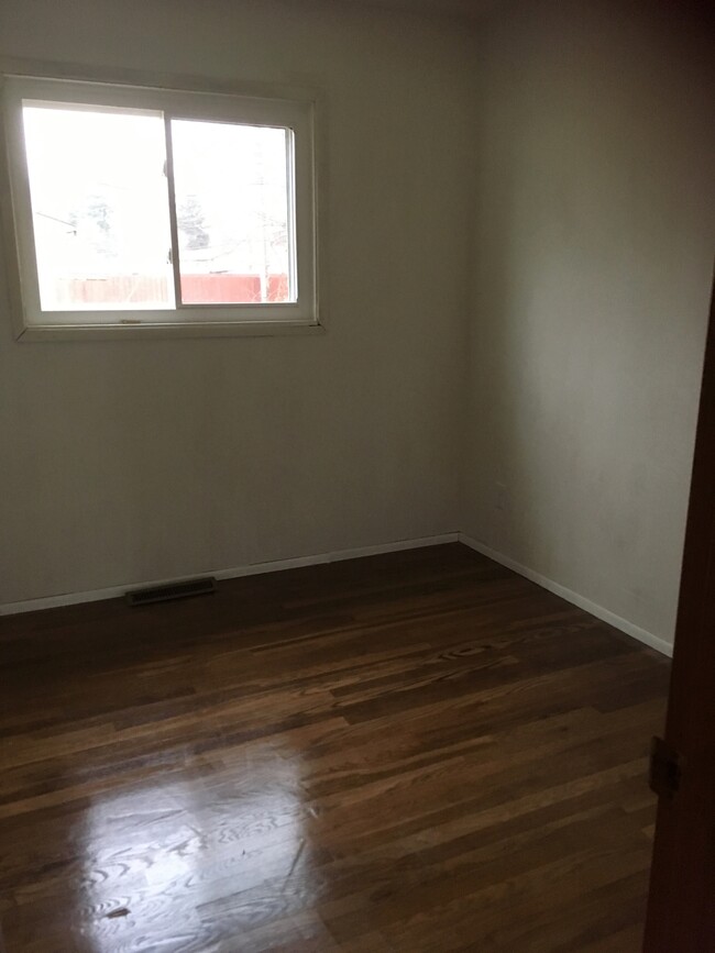 bedroom 2 - 3895 Laguna Drive House