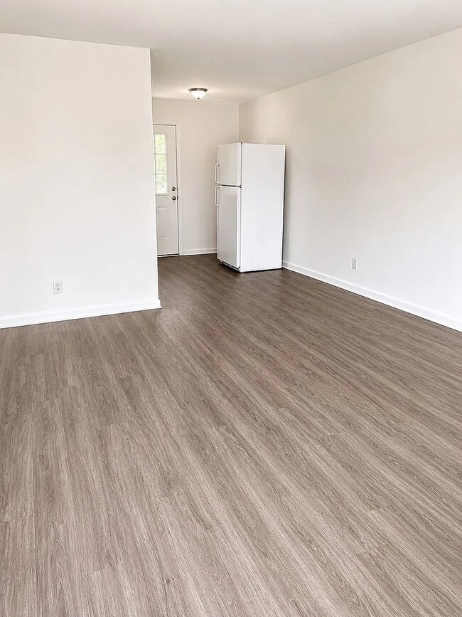 Photo - Room in Apartment on Overland Heights