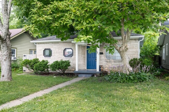 Photo - 3 Bed 2 Full Bath Available now at 52nd and Primrose!