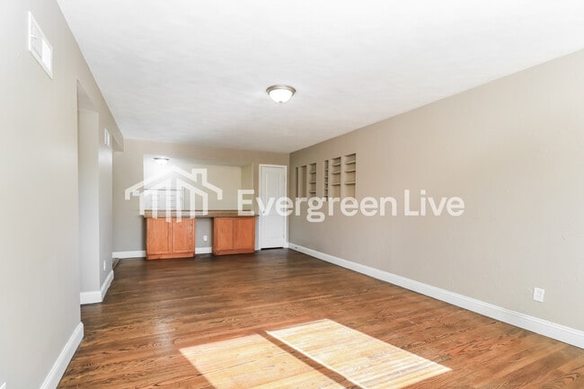 Photo - 725 Tyson Dr