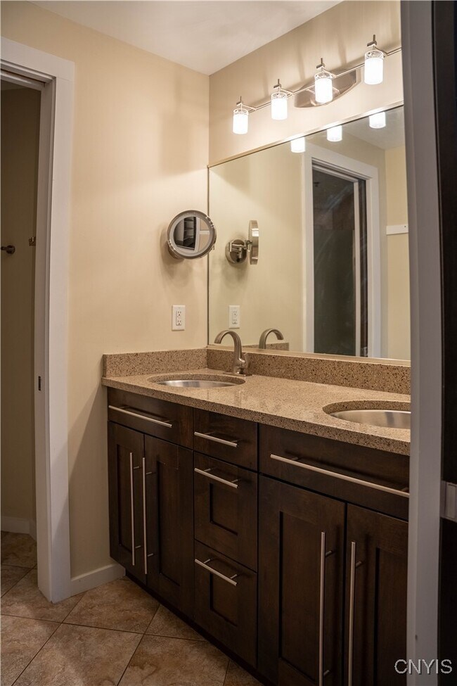 Photo - 211 W Jefferson St