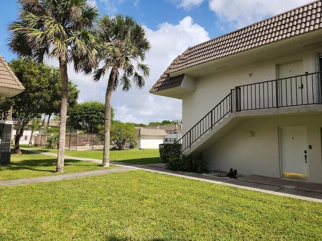 Building Photo - 7071 SW 129th Ave Unit 4