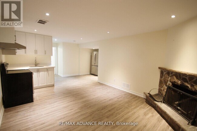 Photo - 33 Carluke Crescent Unit Lower