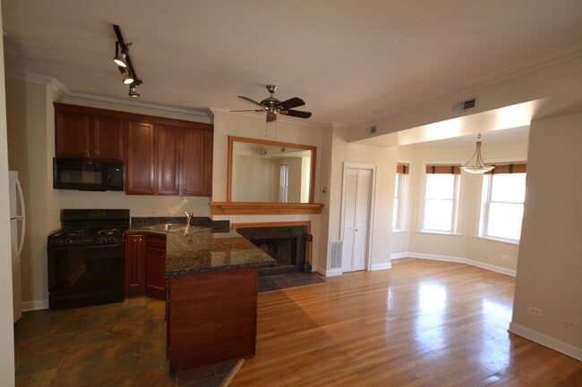 Photo - 879 W Cornelia Ave Unit 879-3