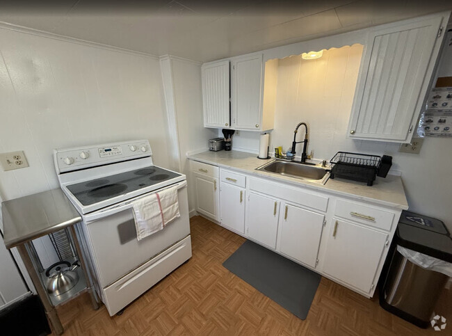 Building Photo - 49 Oak Ter Unit 49 Oak 2nd Floor R1 Rental