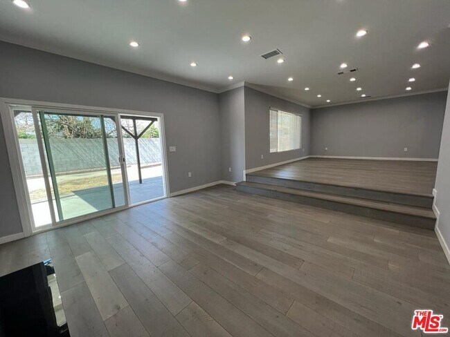 Photo - 11243 Lull St